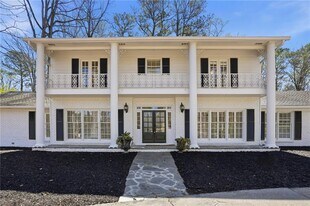 1190 W Paces Ferry Rd NW in Atlanta, GA - Building Photo