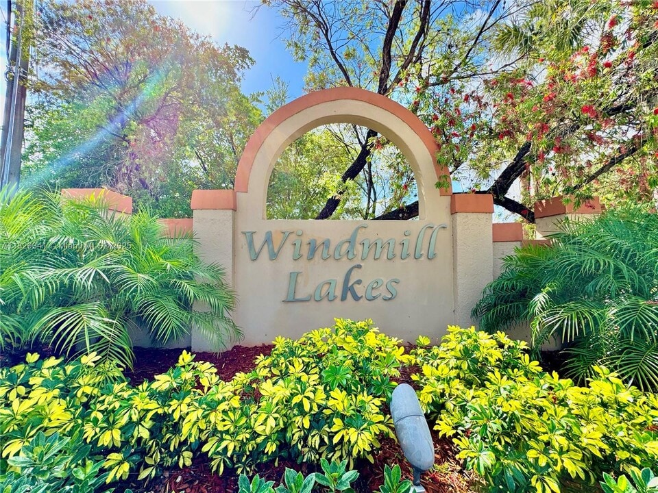 8734 SW 3rd St in Pembroke Pines, FL - Building Photo
