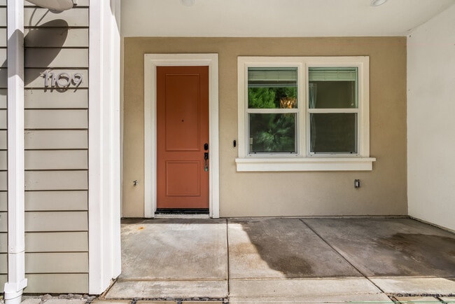 1109 Makena Way in Oceanside, CA - Foto de edificio - Building Photo