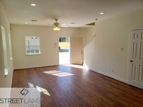 5007 Mallow St-Unit -Unit B in Houston, TX - Foto de edificio - Building Photo