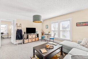 429 W Ann Arbor Trl, Unit 429 in Plymouth, MI - Building Photo