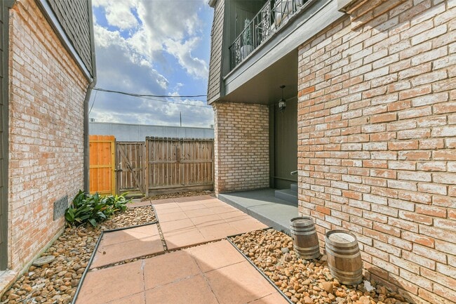 5922 Fairdale Ln in Houston, TX - Building Photo - Building Photo