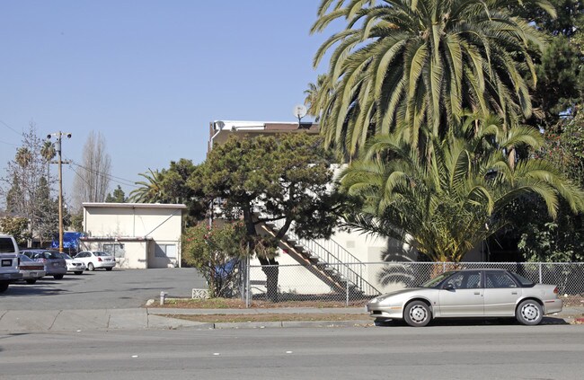 390 Industrial Pky in Hayward, CA - Foto de edificio - Building Photo