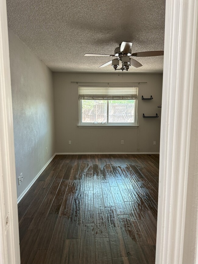 12329 Limerick Ave, Unit Primary Suite in Austin, TX - Foto de edificio - Building Photo