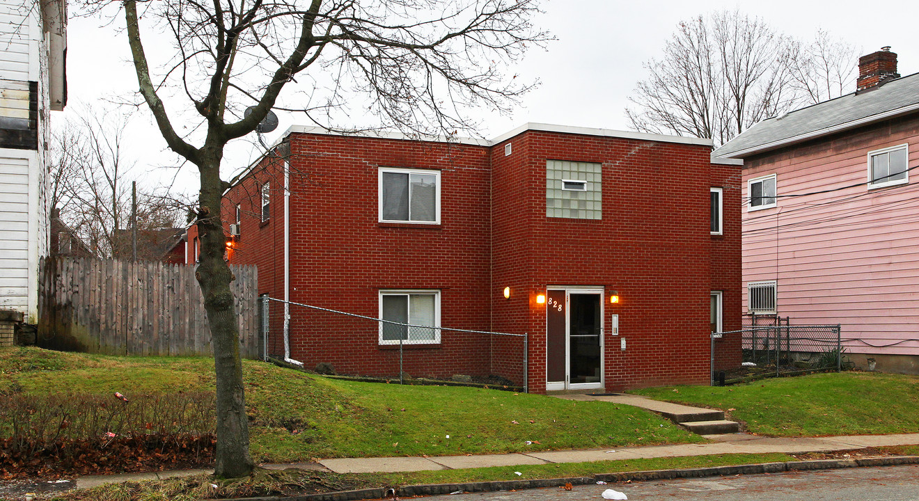 828 Rebecca Ave in Wilkinsburg, PA - Building Photo