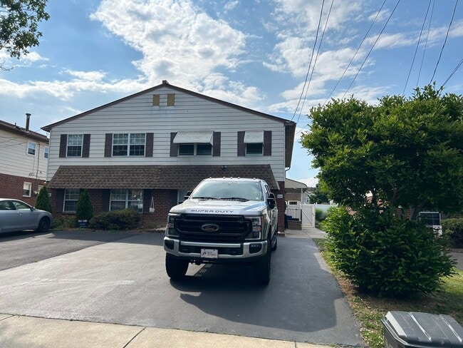 8124 Ryers Ave, Unit 2nd FL in Philadelphia, PA - Foto de edificio - Building Photo