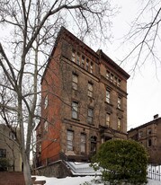 2BR bi-level apartment in historic brownstone