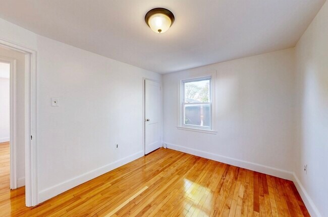 14 Grew Hill Rd, Unit 1 in Boston, MA - Building Photo - Building Photo