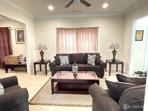 7 Beryl Ct in Kendall Park, NJ - Building Photo - Building Photo