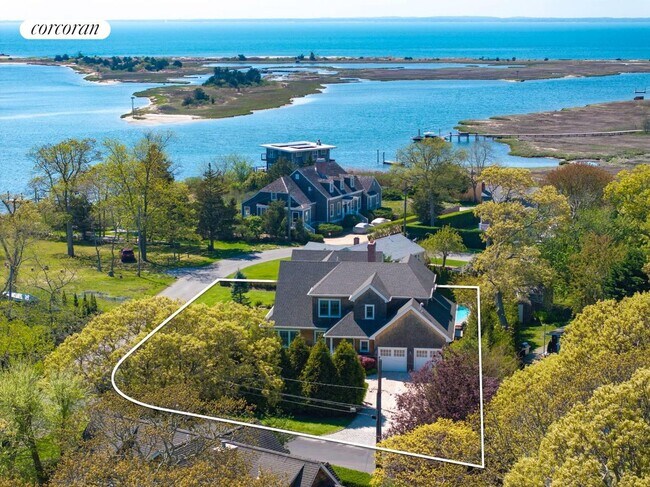32 W Neck Cir in Southampton, NY - Building Photo - Building Photo