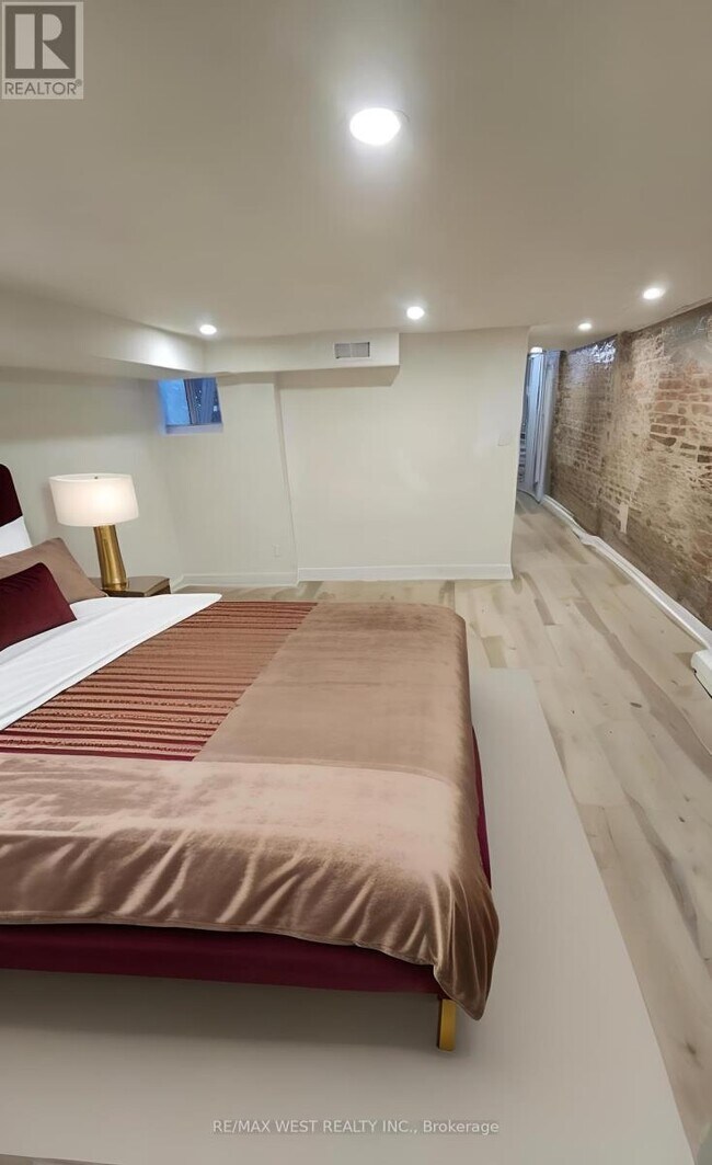 1816 Gerrard St E in Toronto, ON - Building Photo - Building Photo