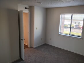 Deerfield Village in Kendallville, IN - Foto de edificio - Building Photo