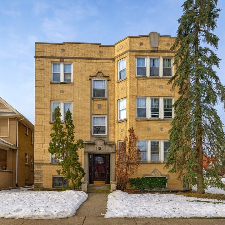 7129 N Oakley Ave in Chicago, IL - Building Photo