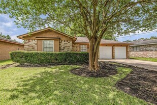 1105 E Brown Ln in Deer Park, TX - Building Photo