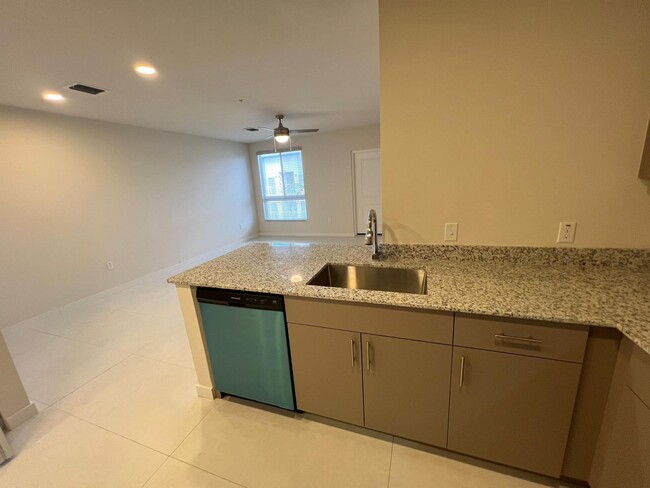 610 NE 2nd St, Unit 304 in Dania Beach, FL - Building Photo - Building Photo