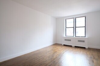165 Christopher St in New York, NY - Building Photo - Building Photo