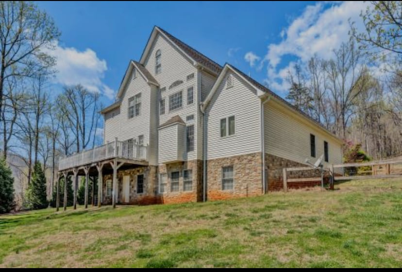 90 Mountain Gap Dr in Hardy, VA - Foto de edificio