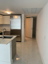 1300 Brickell Bay Dr, Unit 2111 in Miami, FL - Building Photo - Building Photo