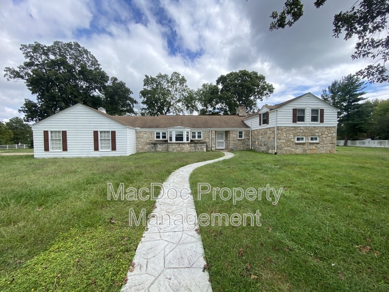 202 Deacon Rd in Fredericksburg, VA - Foto de edificio