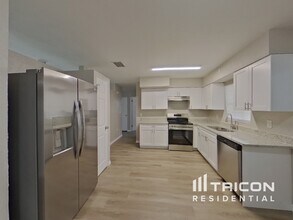 833 43rd Ave NE in St. Petersburg, FL - Building Photo - Building Photo