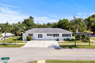 137 Hawthorne Dr in Lake Park, FL - Building Photo