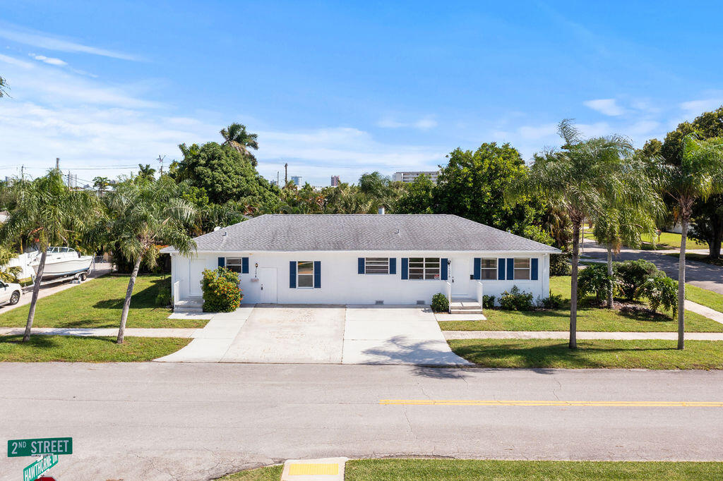 137 Hawthorne Dr in Lake Park, FL - Building Photo