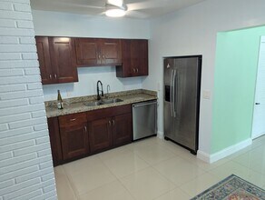 2220 NE 37th St in Lighthouse Point, FL - Building Photo - Building Photo
