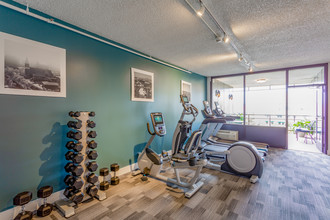 Riverfalls Tower Apartments in Spokane, WA - Foto de edificio - Interior Photo