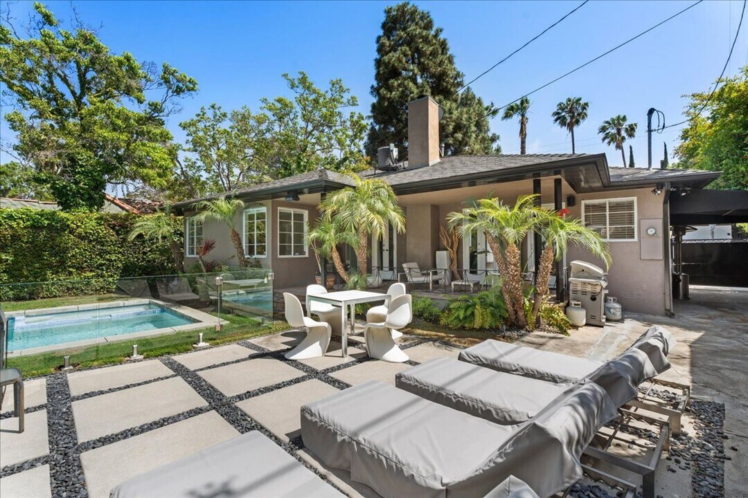 4663 W 9th St in Los Angeles, CA - Building Photo