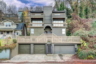 1604 Lakeview Blvd E in Seattle, WA - Building Photo