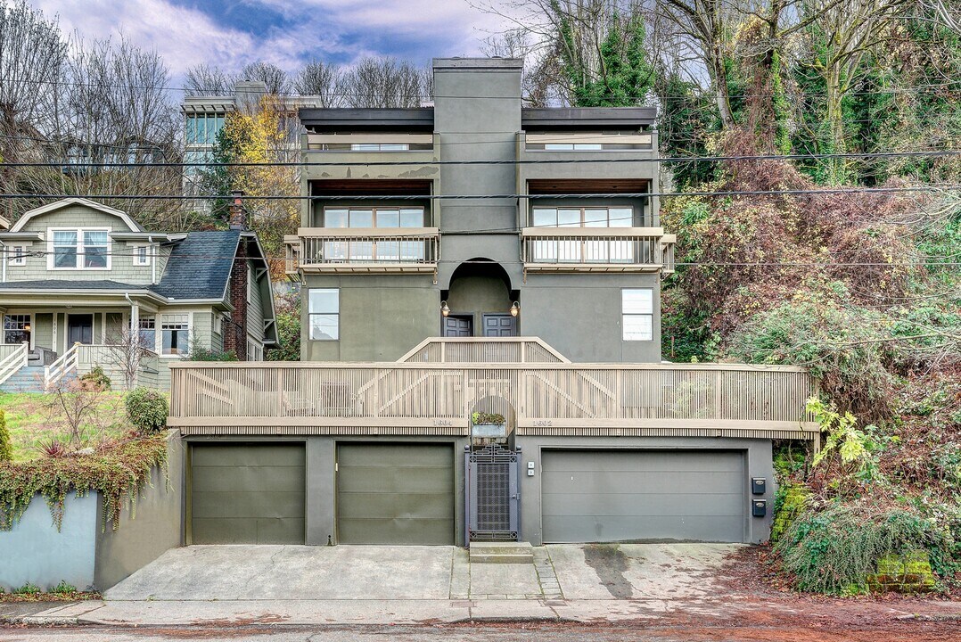 1604 Lakeview Blvd E in Seattle, WA - Foto de edificio