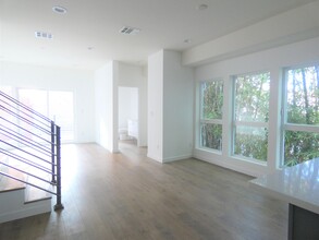 6611 Leland Way in Los Angeles, CA - Building Photo - Building Photo