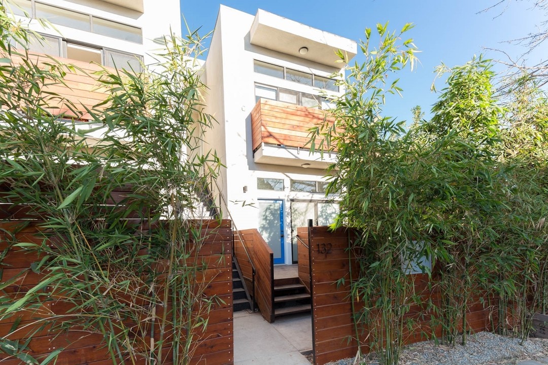 132 N Alvarado St in Los Angeles, CA - Building Photo