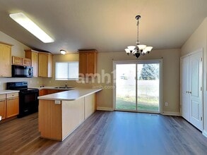 96 N 1660 W in West Point, UT - Foto de edificio - Building Photo