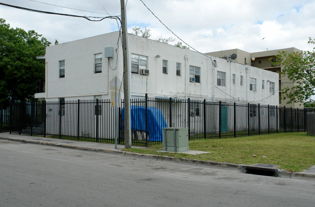 1760 NW 1 Pl in Miami, FL - Foto de edificio