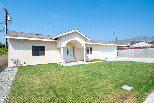 1219 N Azusa Ave in Azusa, CA - Foto de edificio - Building Photo