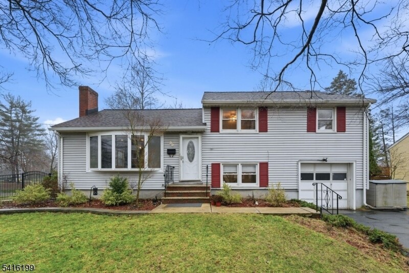 30 Arden Rd in Livingston, NJ - Building Photo