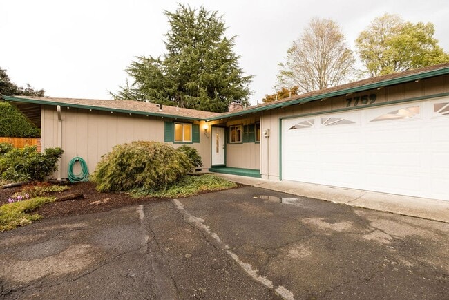 7759 SE Rofini St in Milwaukie, OR - Foto de edificio - Building Photo