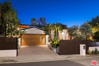 6570 Lakeridge Rd in Los Angeles, CA - Building Photo - Building Photo