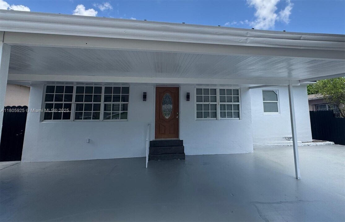 2731 NW 100th St in Miami, FL - Building Photo