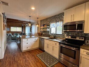 142 Bungalow Ln in Ocean Beach, NY - Foto de edificio - Building Photo