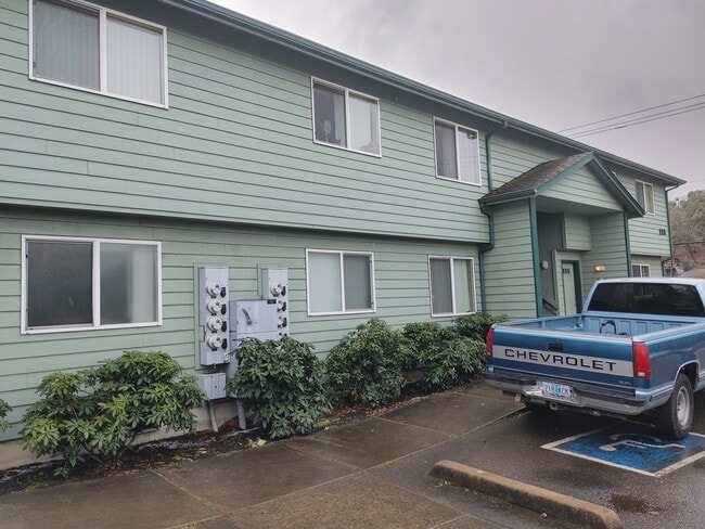 113 NE Timberlake St in Roseburg, OR - Building Photo - Building Photo