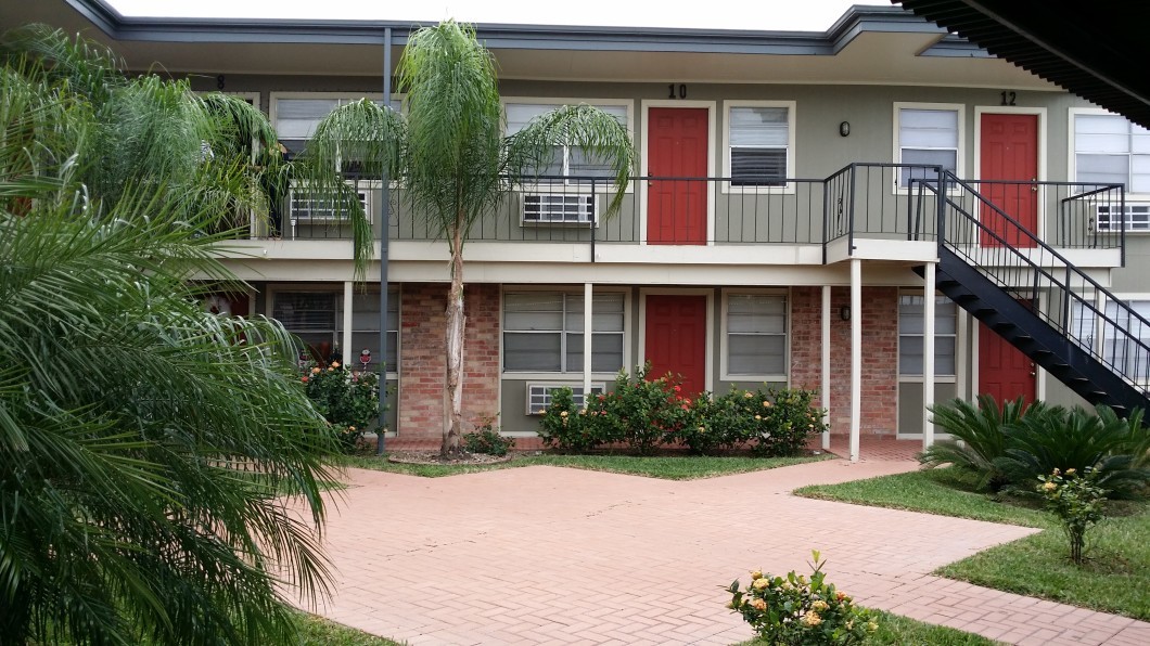 Holly House Apartments in Harlingen, TX - Building Photo