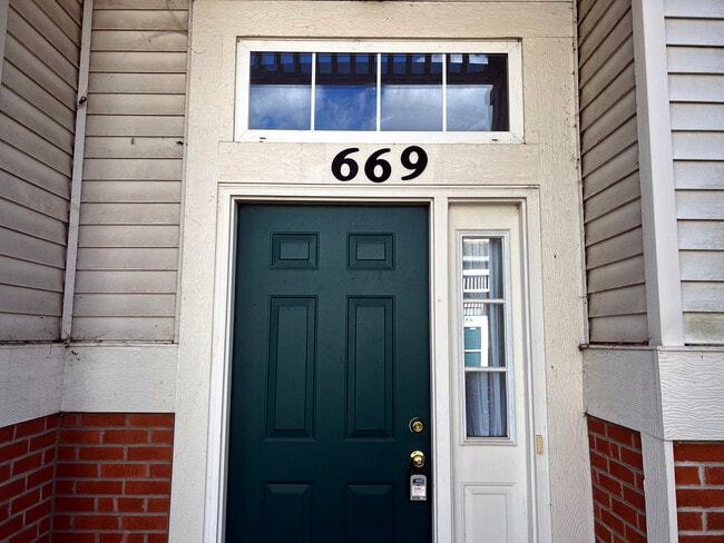 669 S Rosehall Ln in Round Lake, IL - Building Photo - Building Photo