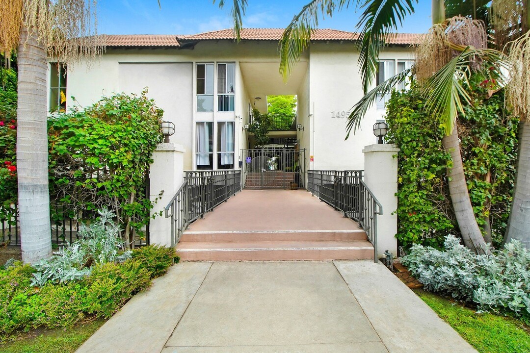 Dickens Court in Van Nuys, CA - Building Photo