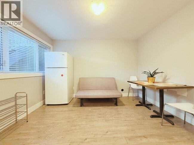 4505 Neville St in Burnaby, BC - Building Photo - Building Photo