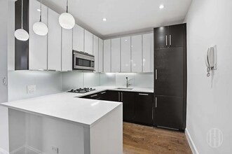 58 W 58th St in New York, NY - Building Photo - Building Photo
