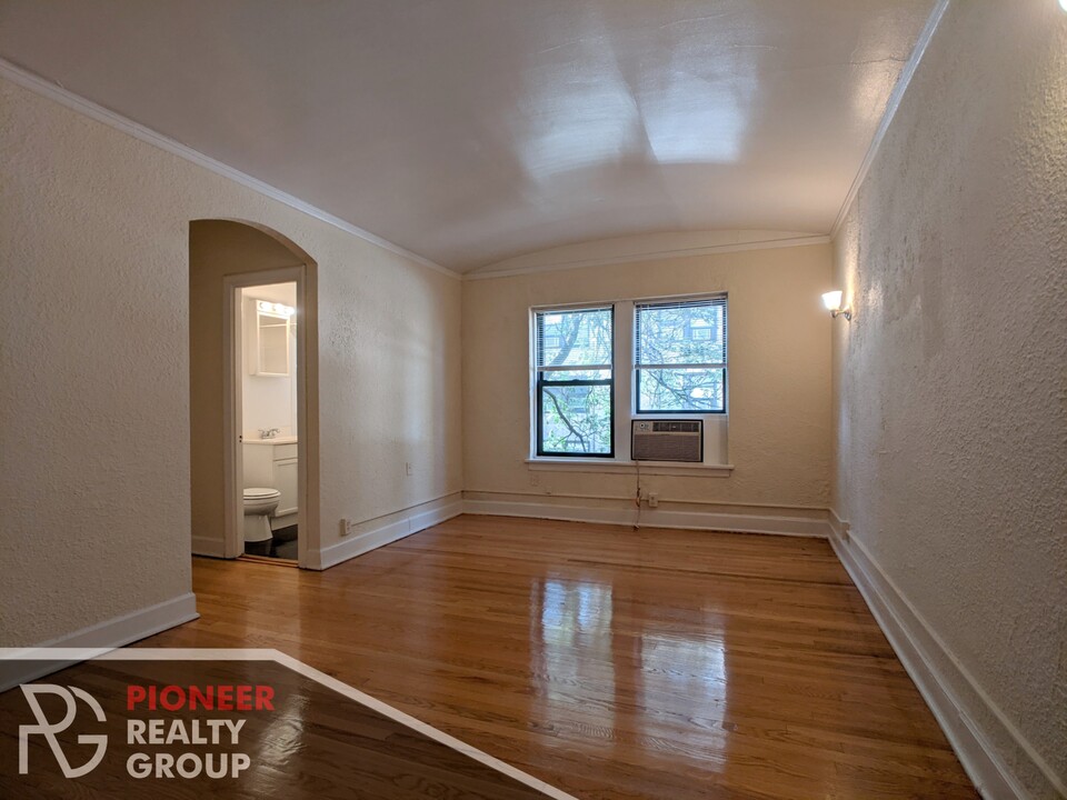 556 W Arlington Pl, Unit 309 in Chicago, IL - Building Photo