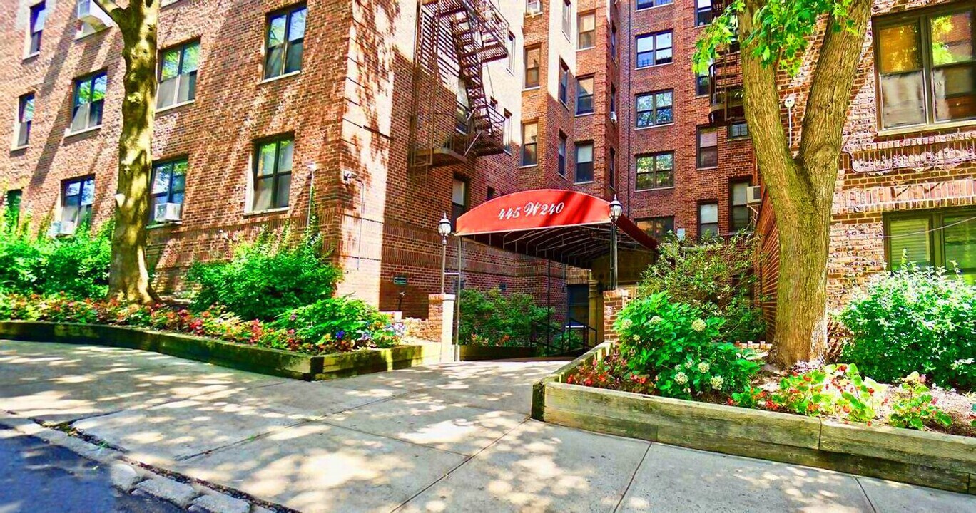 445 W 240th St in Bronx, NY - Building Photo