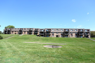 Sherwood Forest Apartments in Davenport, IA - Building Photo - Building Photo